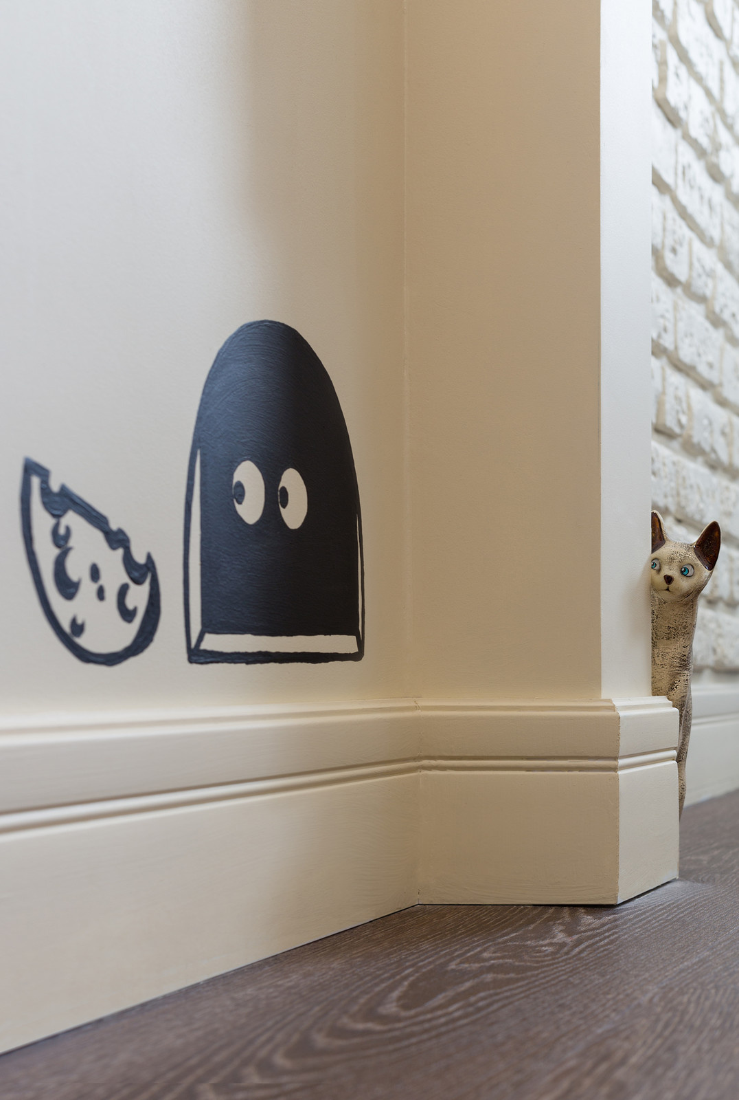 Палитра ярких красок и игра мелких деталей в интерьере современной квартиры