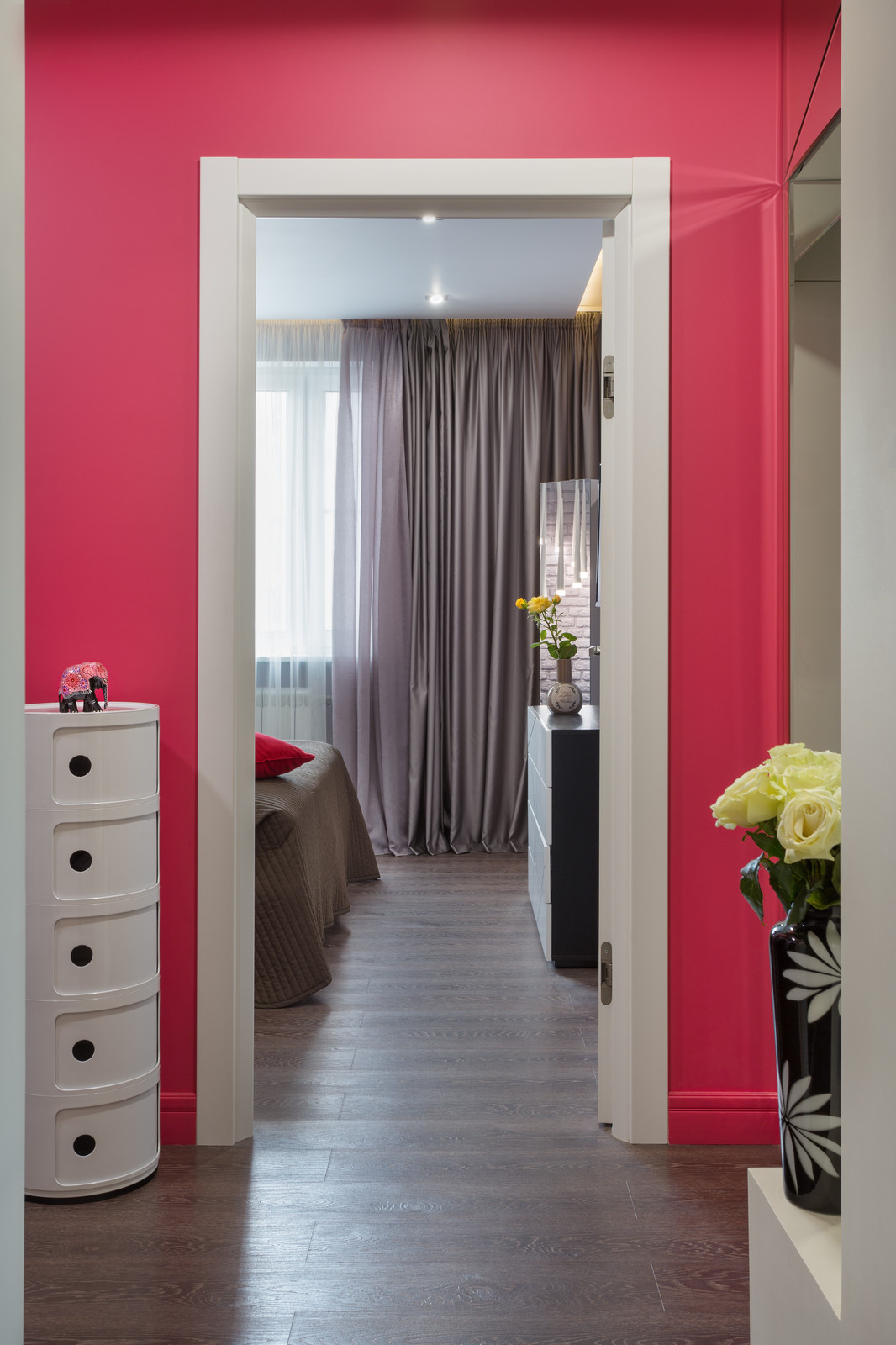 Палитра ярких красок и игра мелких деталей в интерьере современной квартиры