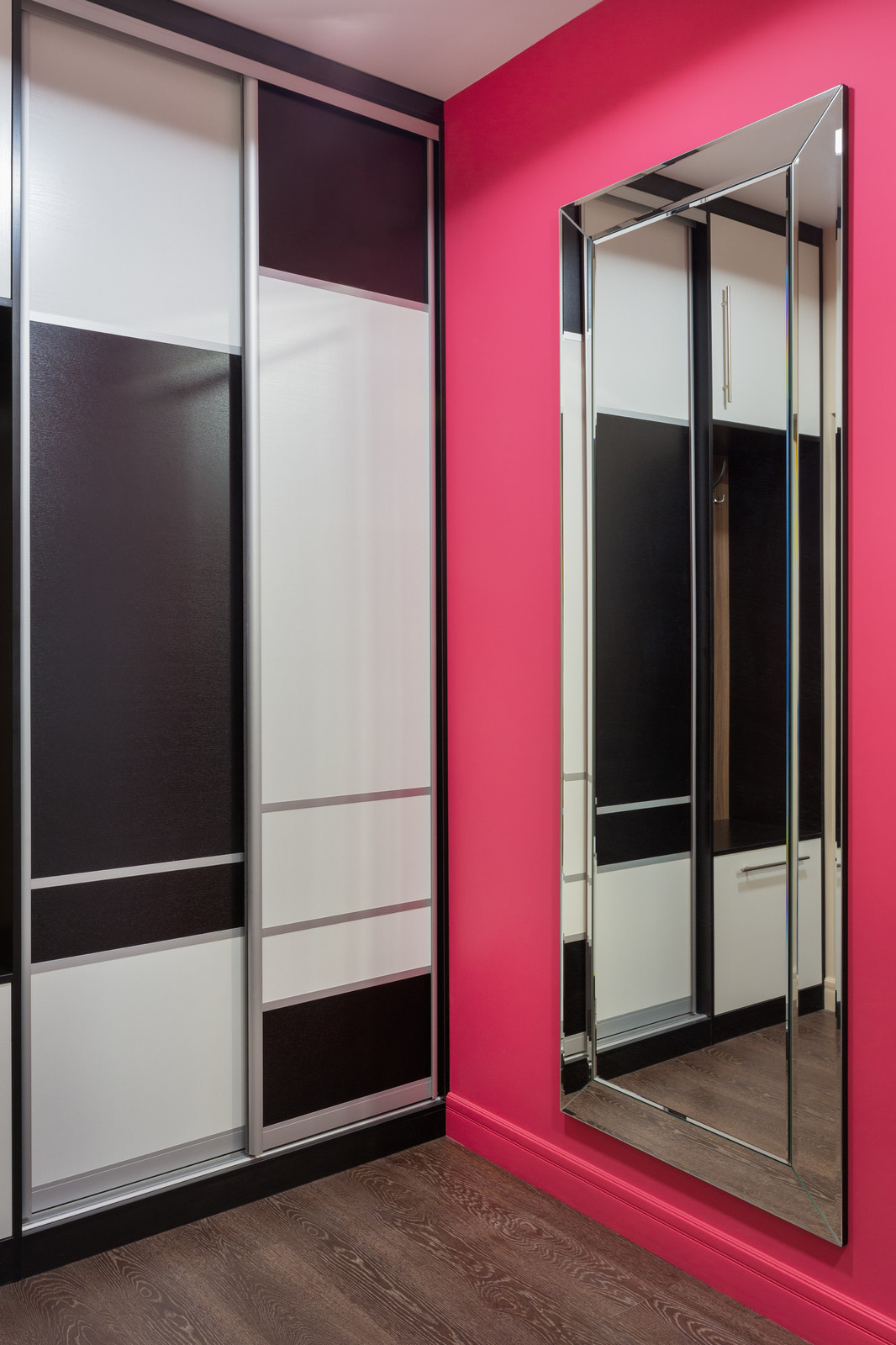 Палитра ярких красок и игра мелких деталей в интерьере современной квартиры