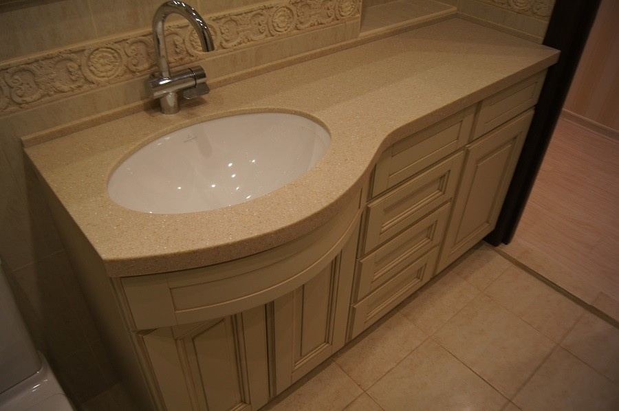 Мебель в ванную комнату с гнутым фасадом и патиной