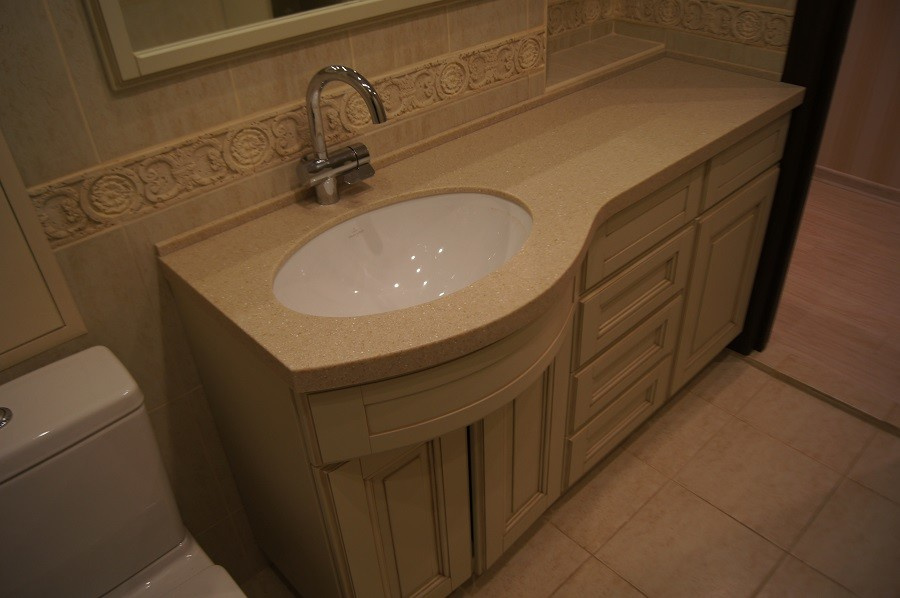 Мебель в ванную комнату с гнутым фасадом и патиной