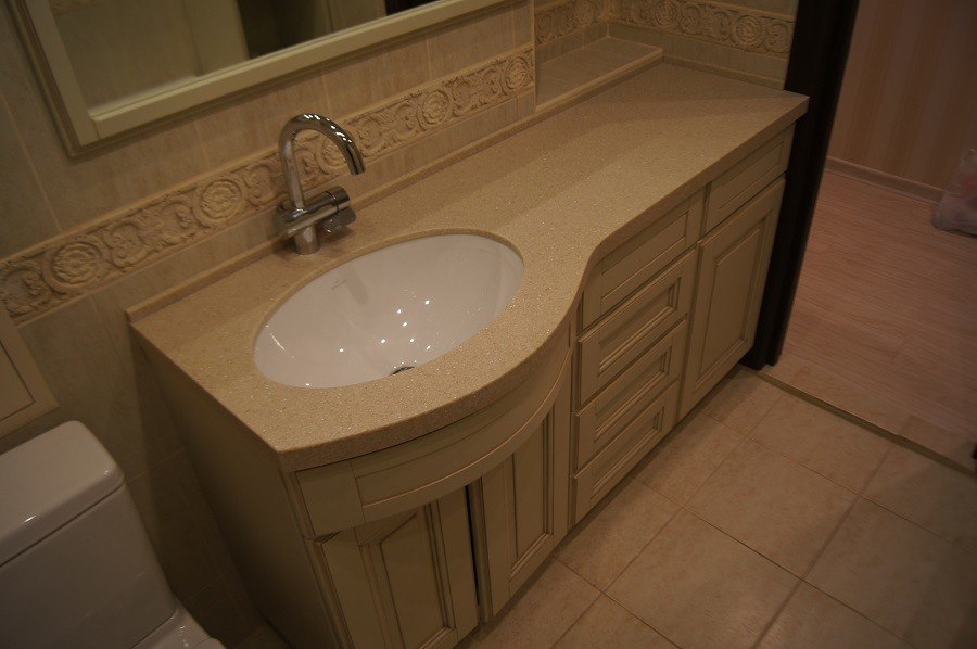 Мебель в ванную комнату с гнутым фасадом и патиной