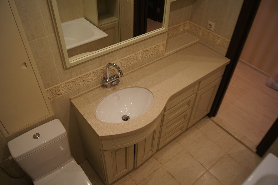 Мебель в ванную комнату с гнутым фасадом и патиной