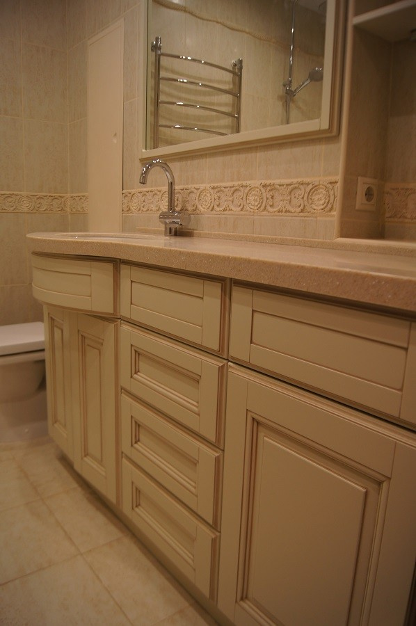 Мебель в ванную комнату с гнутым фасадом и патиной