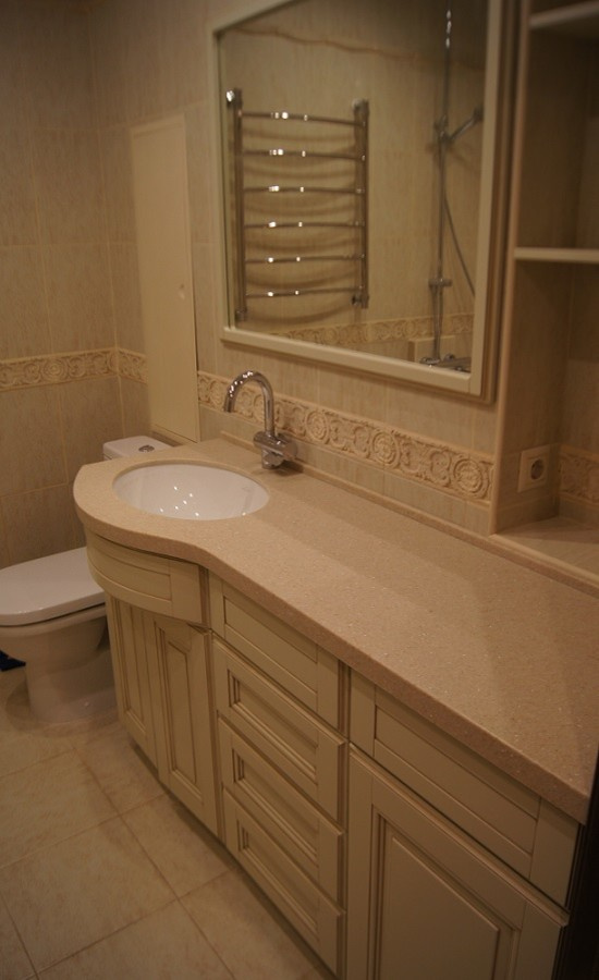 Мебель в ванную комнату с гнутым фасадом и патиной