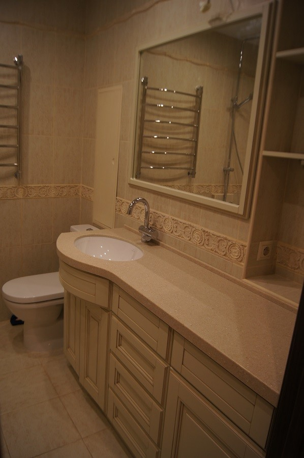 Мебель в ванную комнату с гнутым фасадом и патиной