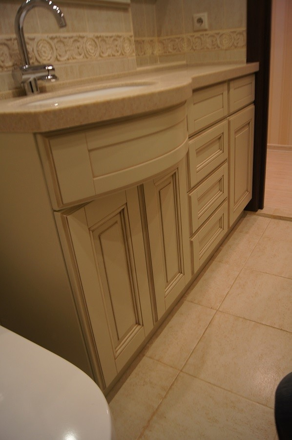 Мебель в ванную комнату с гнутым фасадом и патиной