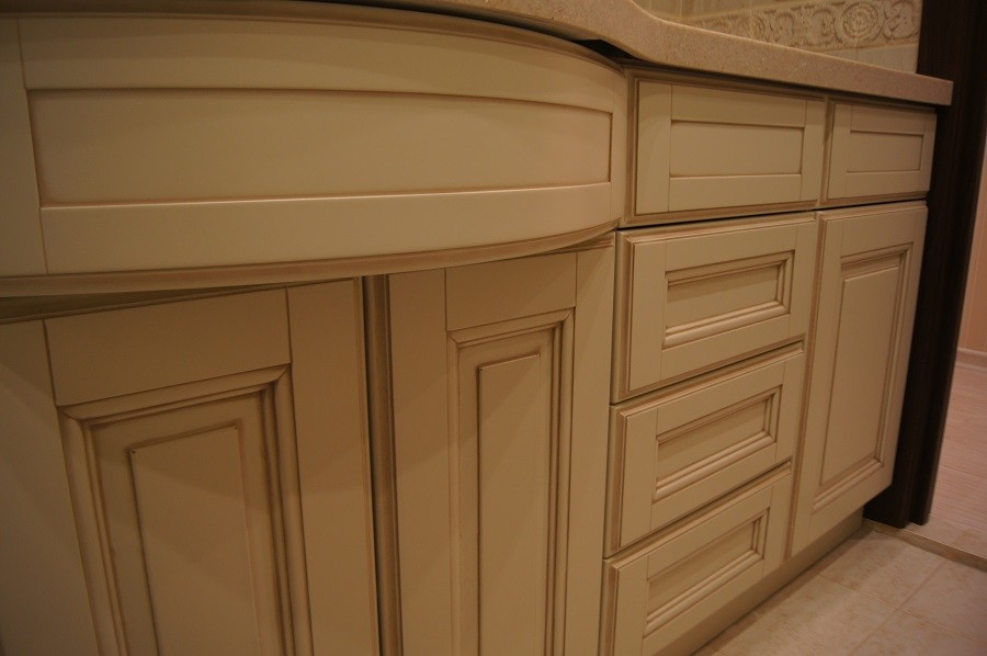 Обложка проекта: Мебель в ванную комнату с гнутым фасадом и патиной