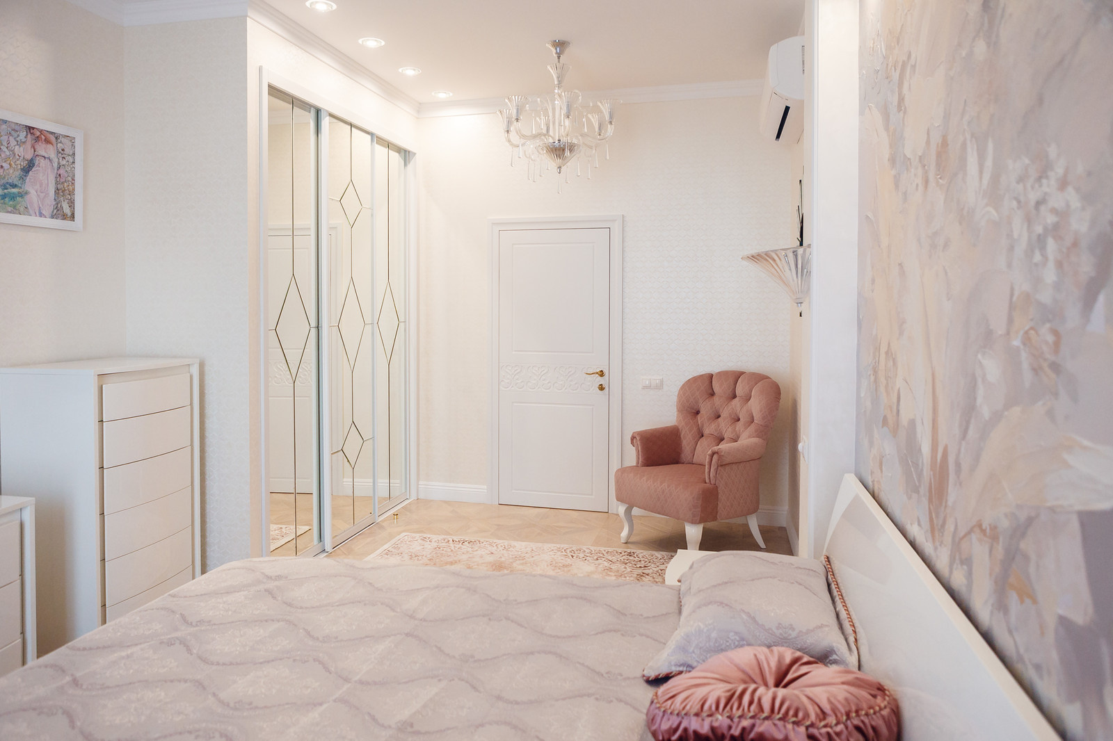 Нежная спальня для Елены Прекрасной