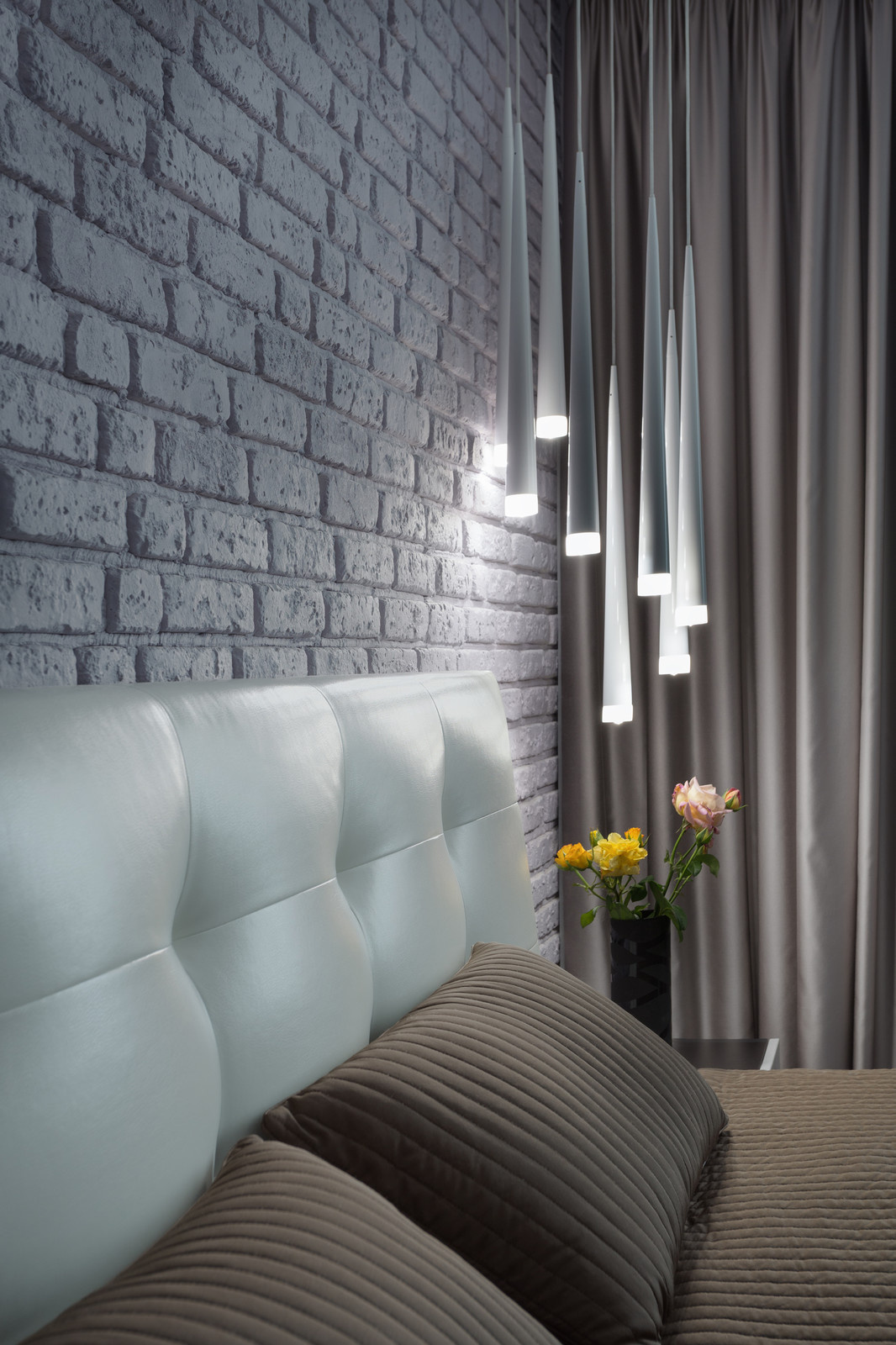 Палитра ярких красок и игра мелких деталей в интерьере современной квартиры