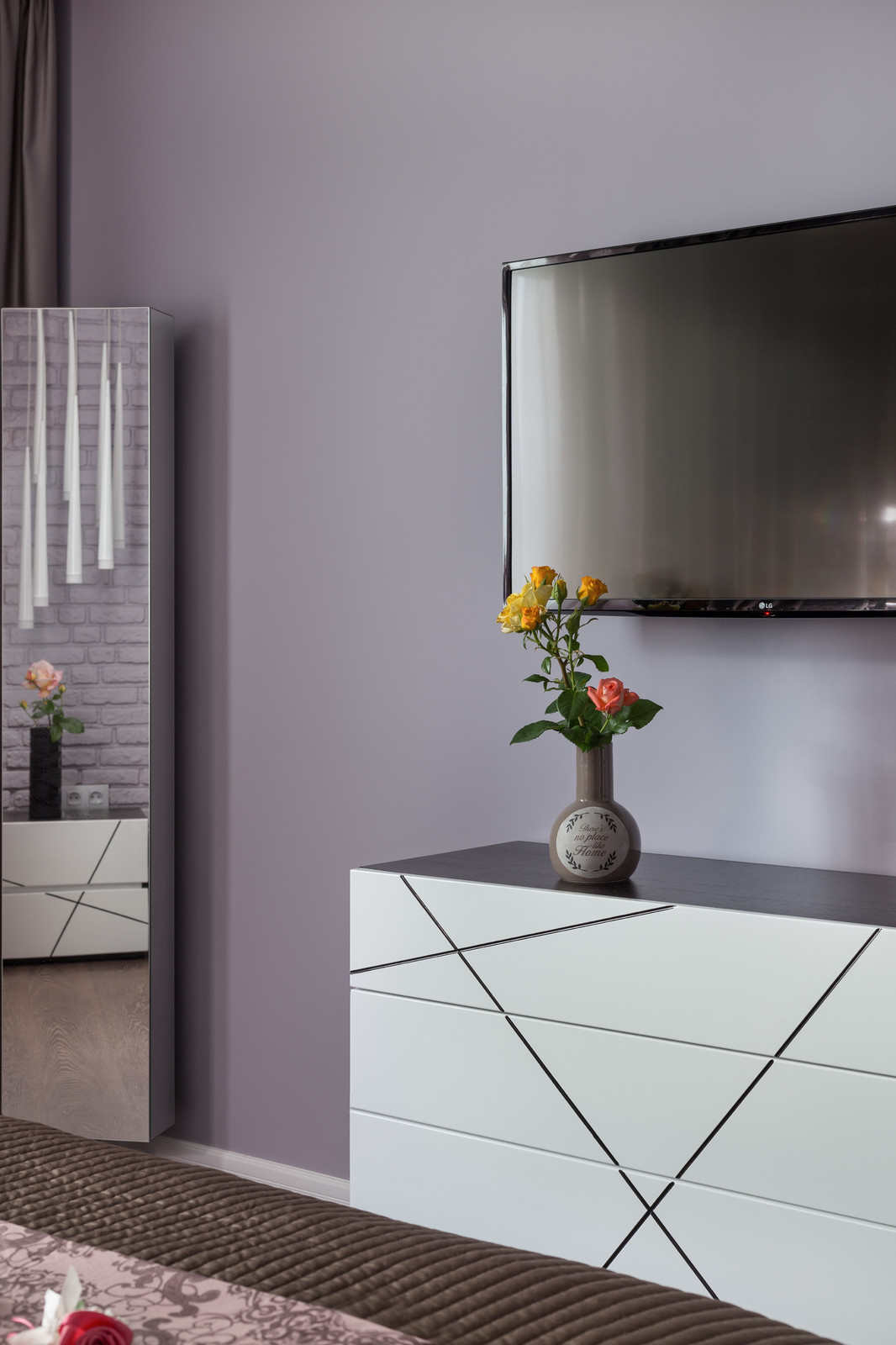 Палитра ярких красок и игра мелких деталей в интерьере современной квартиры