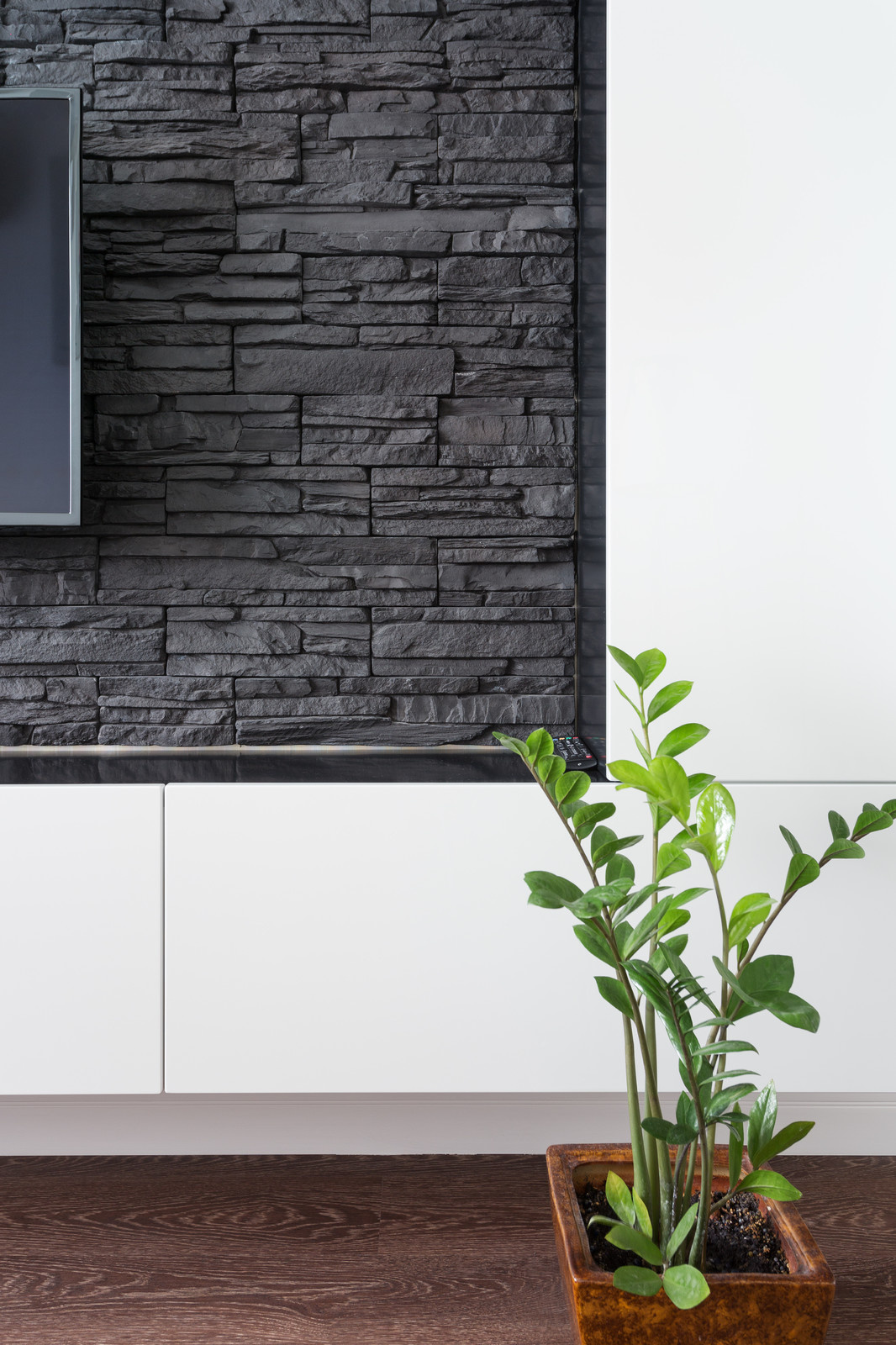 Палитра ярких красок и игра мелких деталей в интерьере современной квартиры