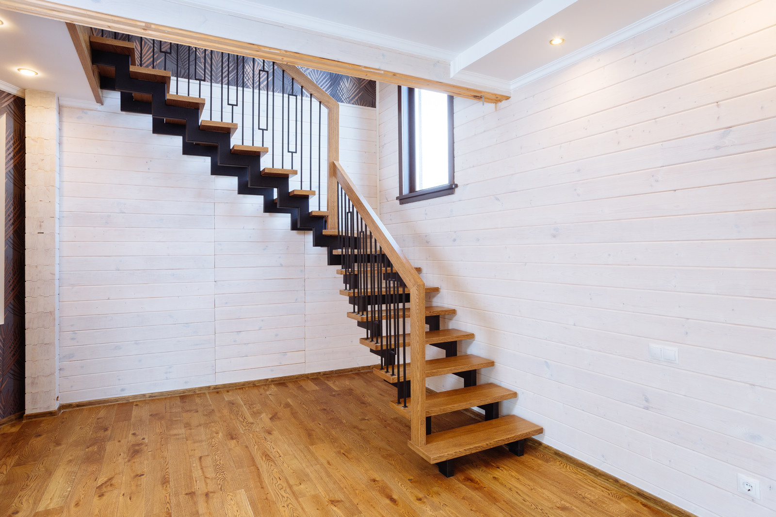 30. Лестница на двух металлических косоурах в д. Шомиково