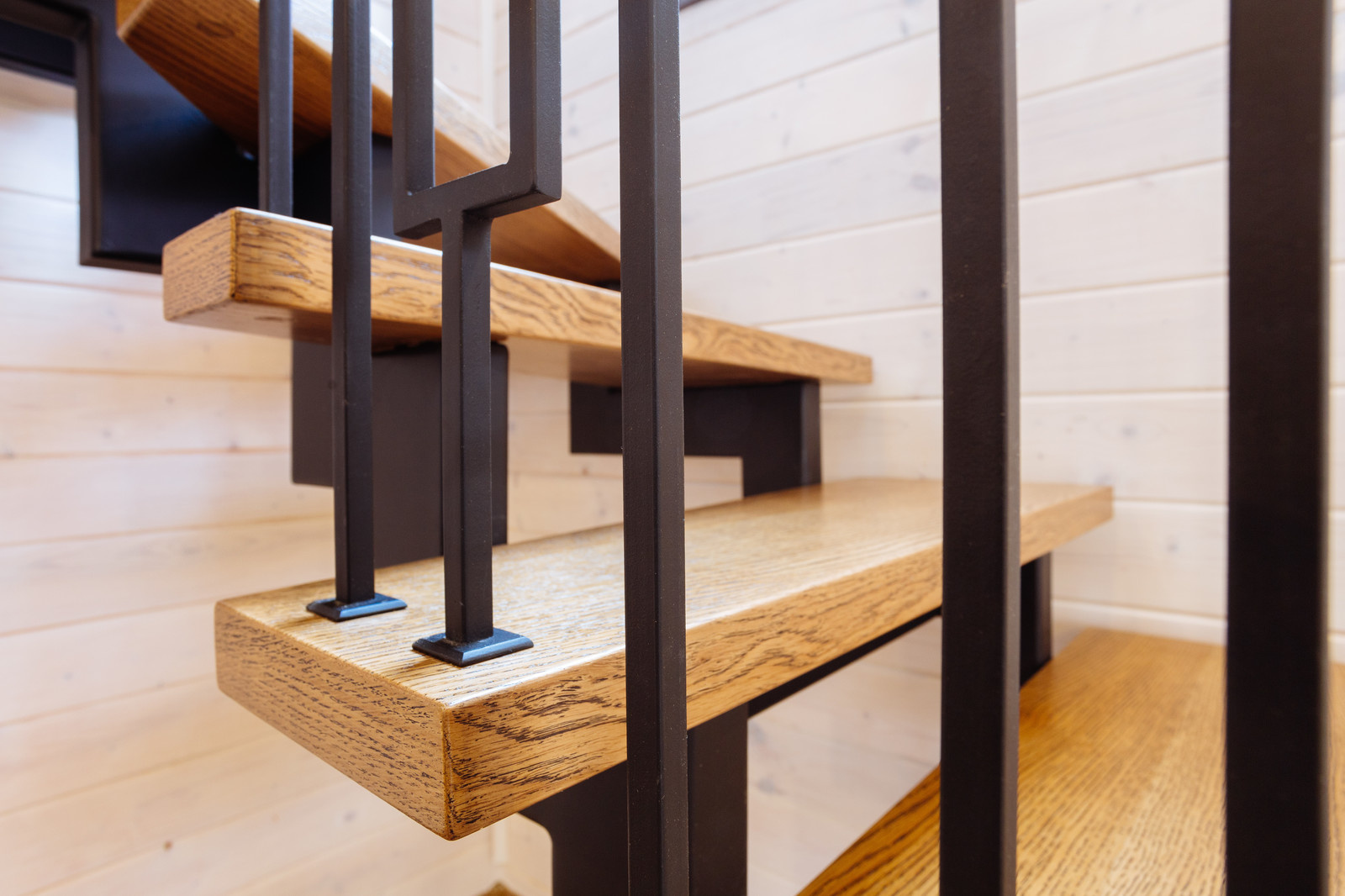 30. Лестница на двух металлических косоурах в д. Шомиково