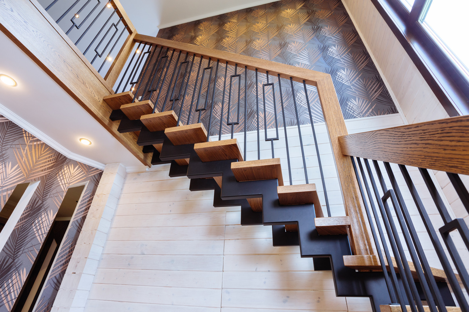 30. Лестница на двух металлических косоурах в д. Шомиково