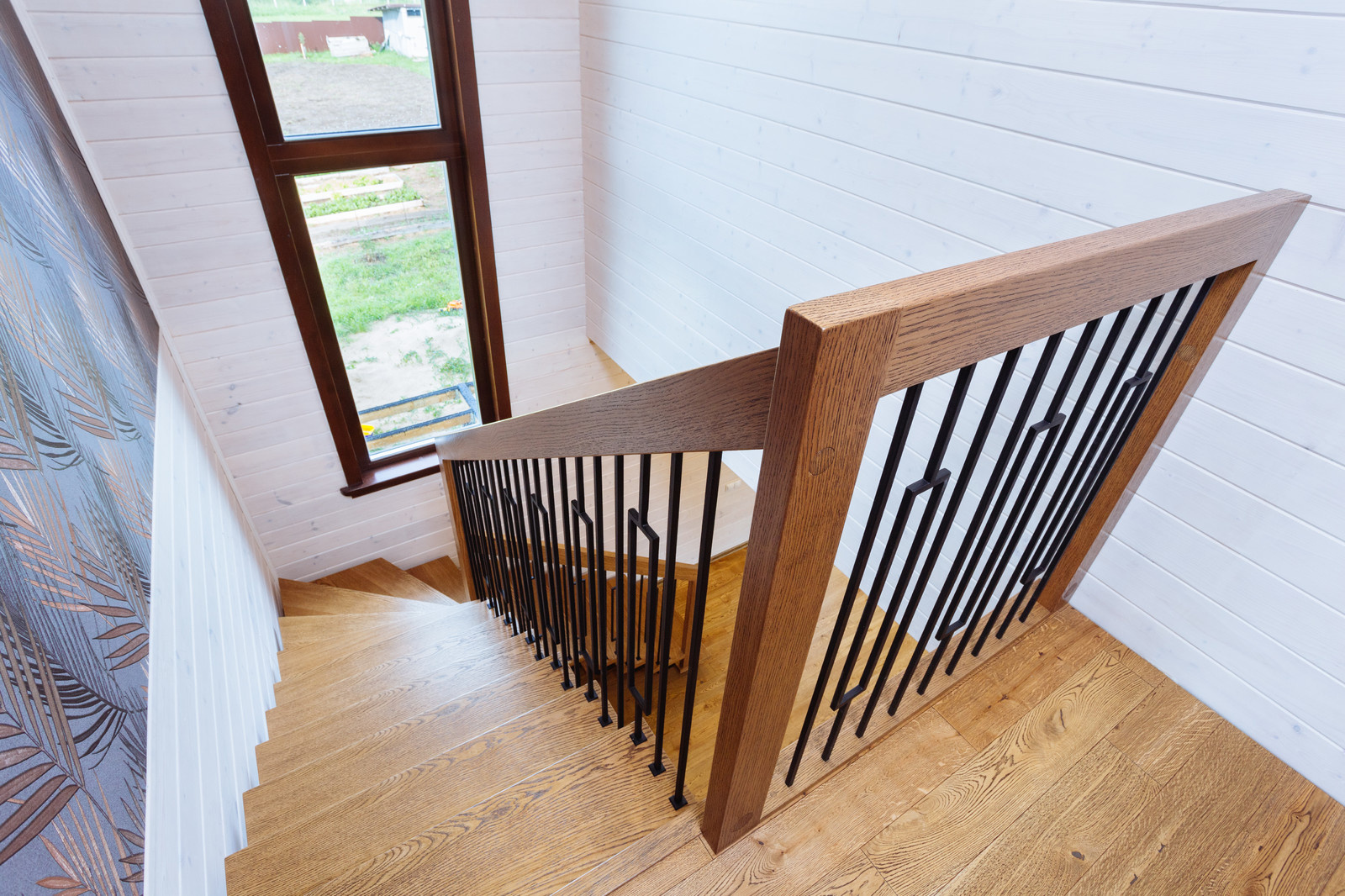 30. Лестница на двух металлических косоурах в д. Шомиково