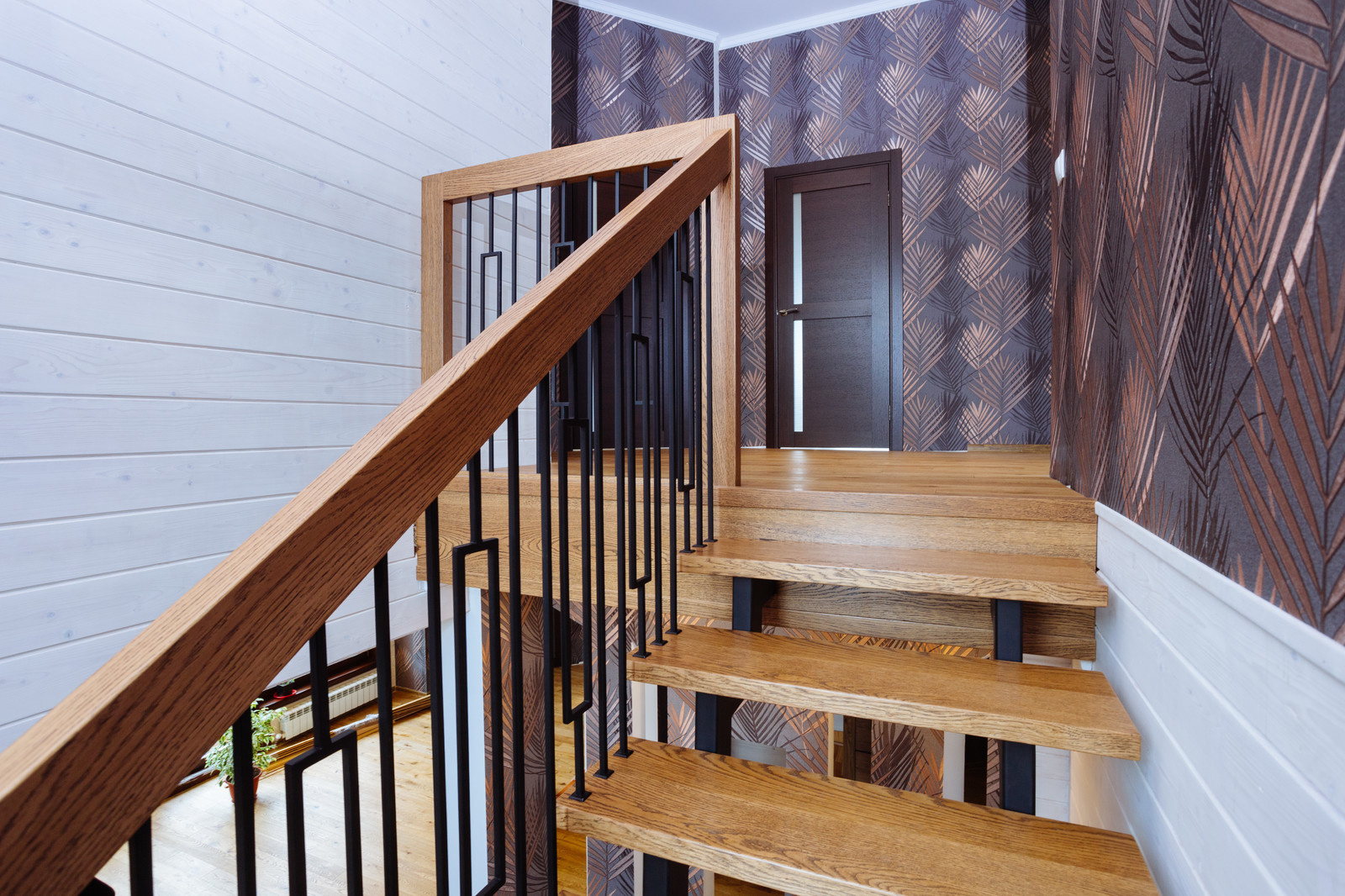 30. Лестница на двух металлических косоурах в д. Шомиково