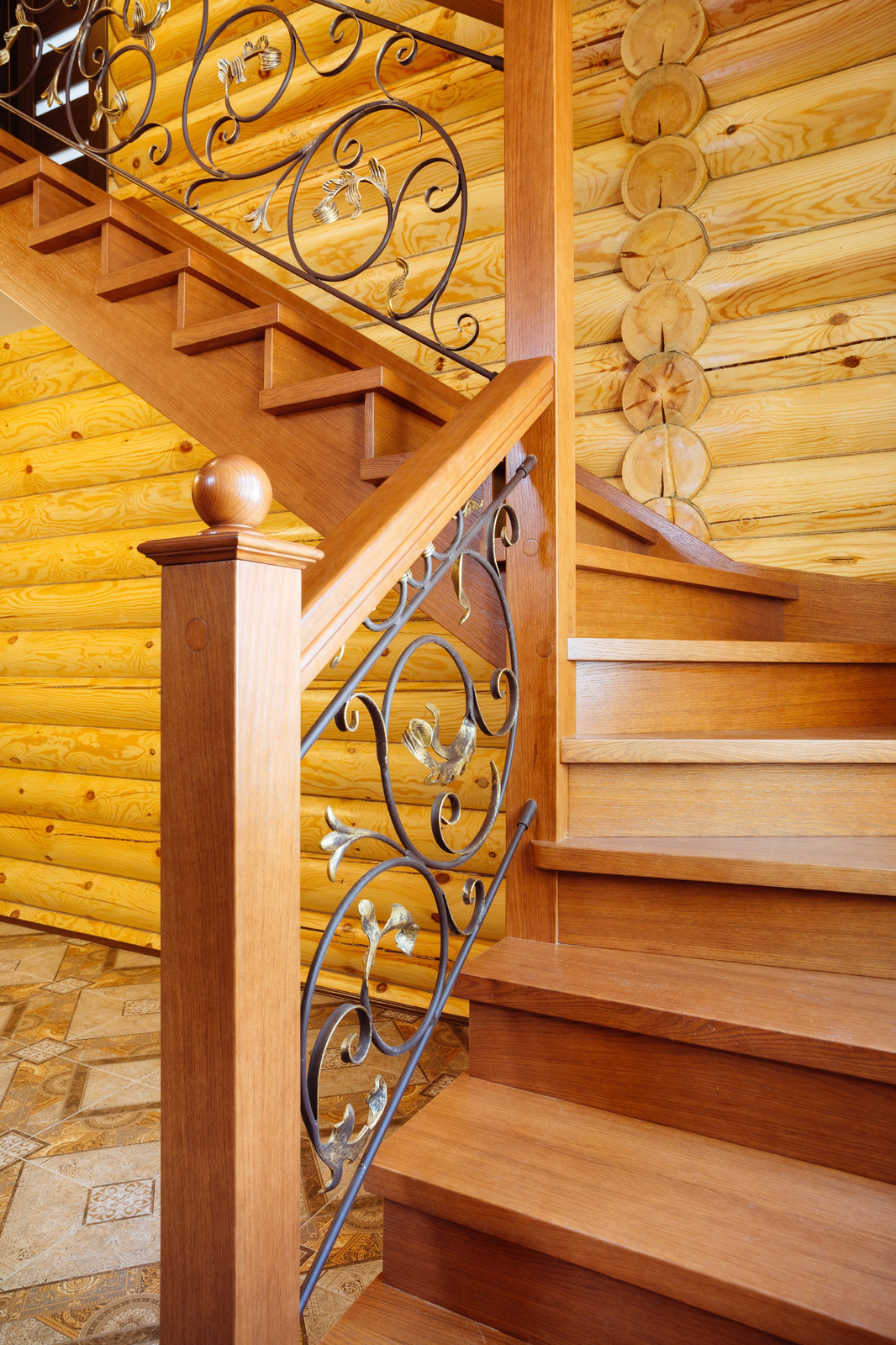 31. Деревянная лестница с кованым ограждением в п. Сосновка (Заволжье)