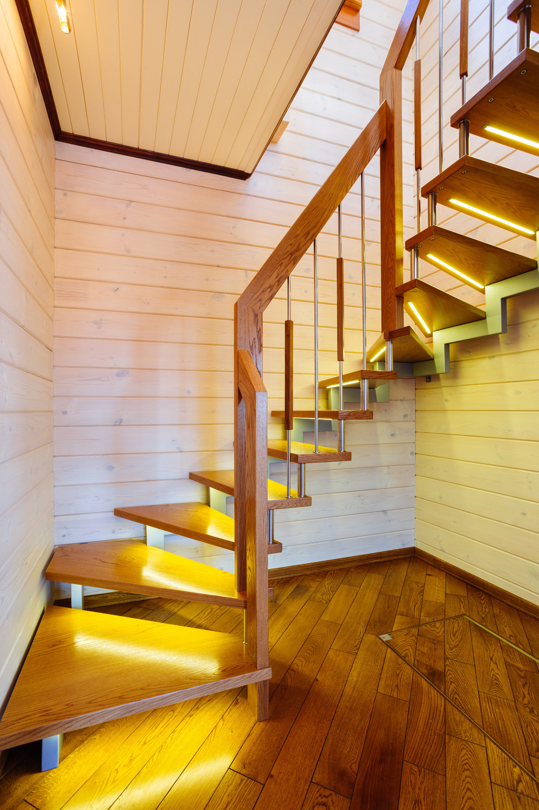 28. Деревянная лестница на металлическом косоуре с подсветкой ступней в г. Канаш