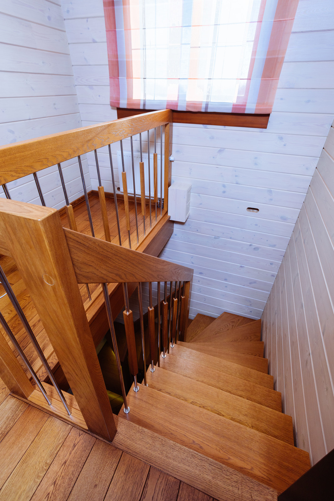 28. Деревянная лестница на металлическом косоуре с подсветкой ступней в г. Канаш