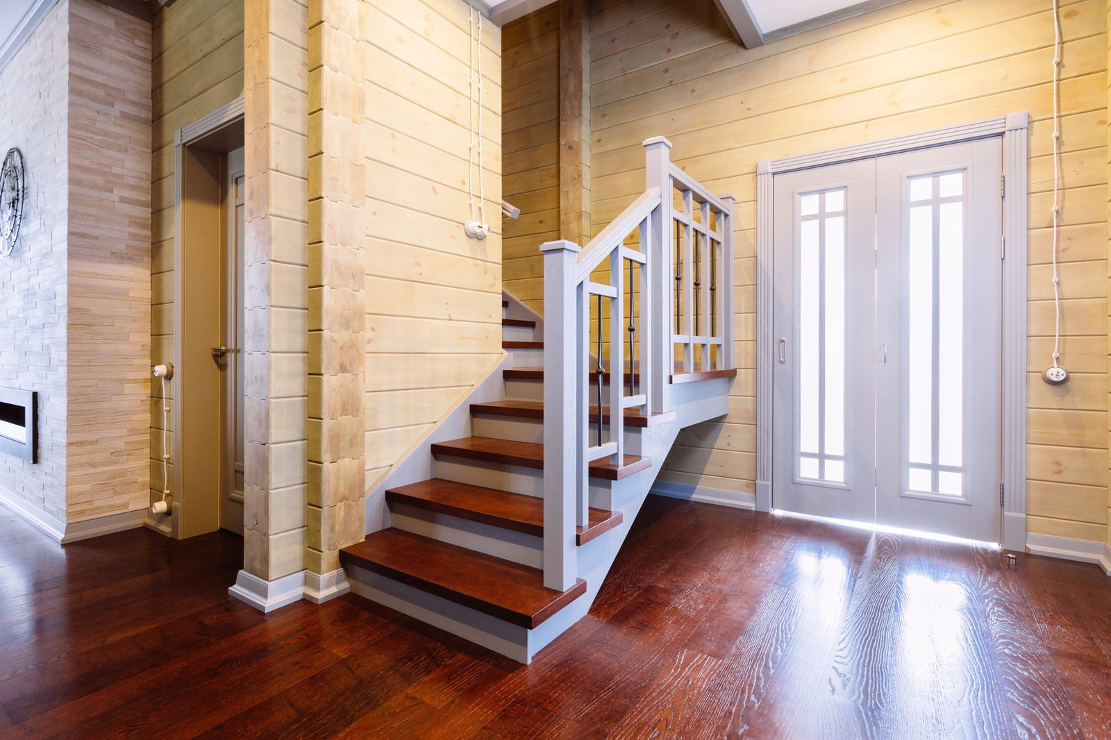 33. Деревянная лестница в гостевом доме в КП Тихая слобода