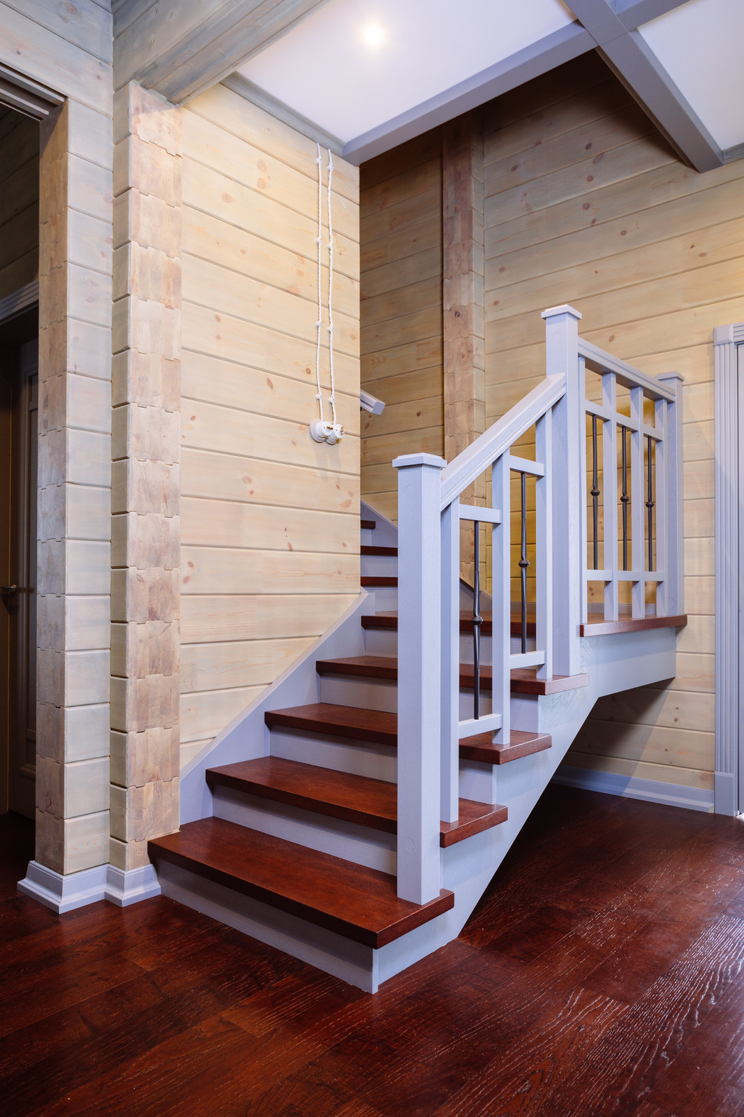 33. Деревянная лестница в гостевом доме в КП Тихая слобода