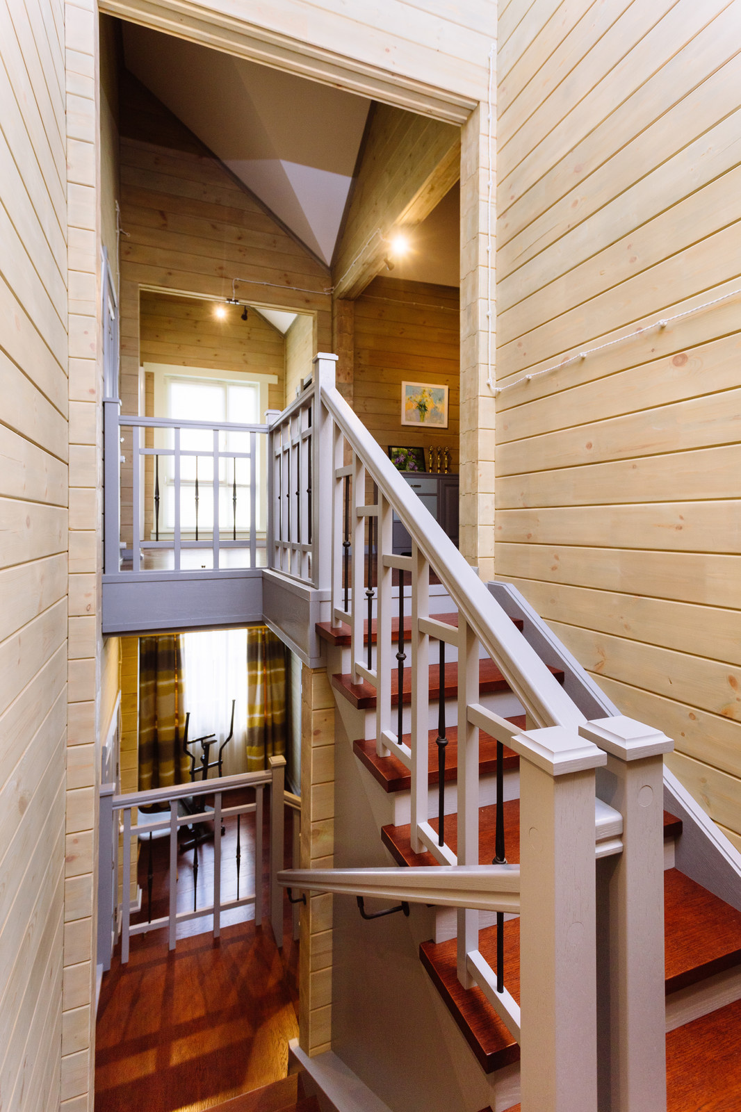 33. Деревянная лестница в гостевом доме в КП Тихая слобода
