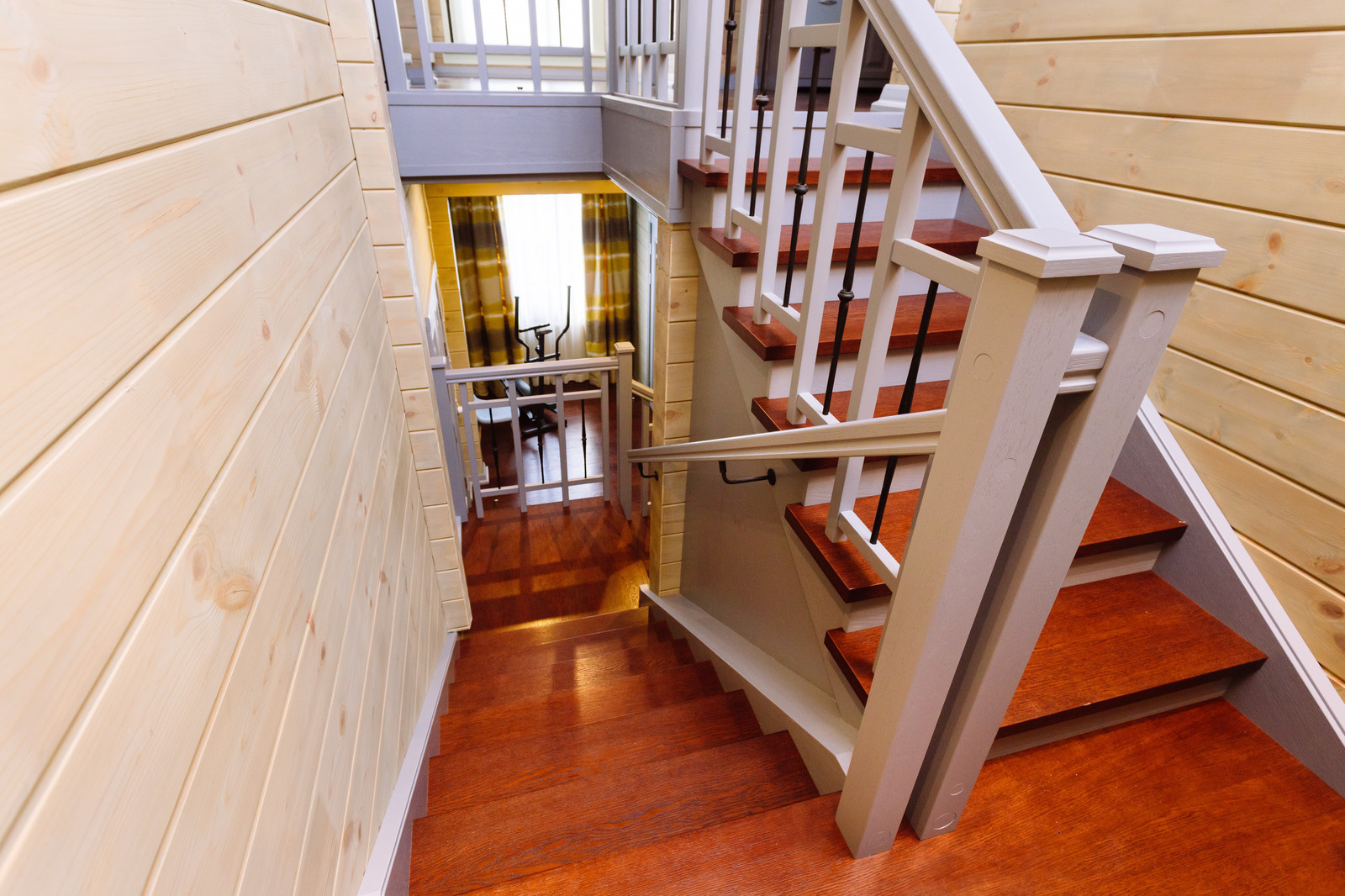 33. Деревянная лестница в гостевом доме в КП Тихая слобода