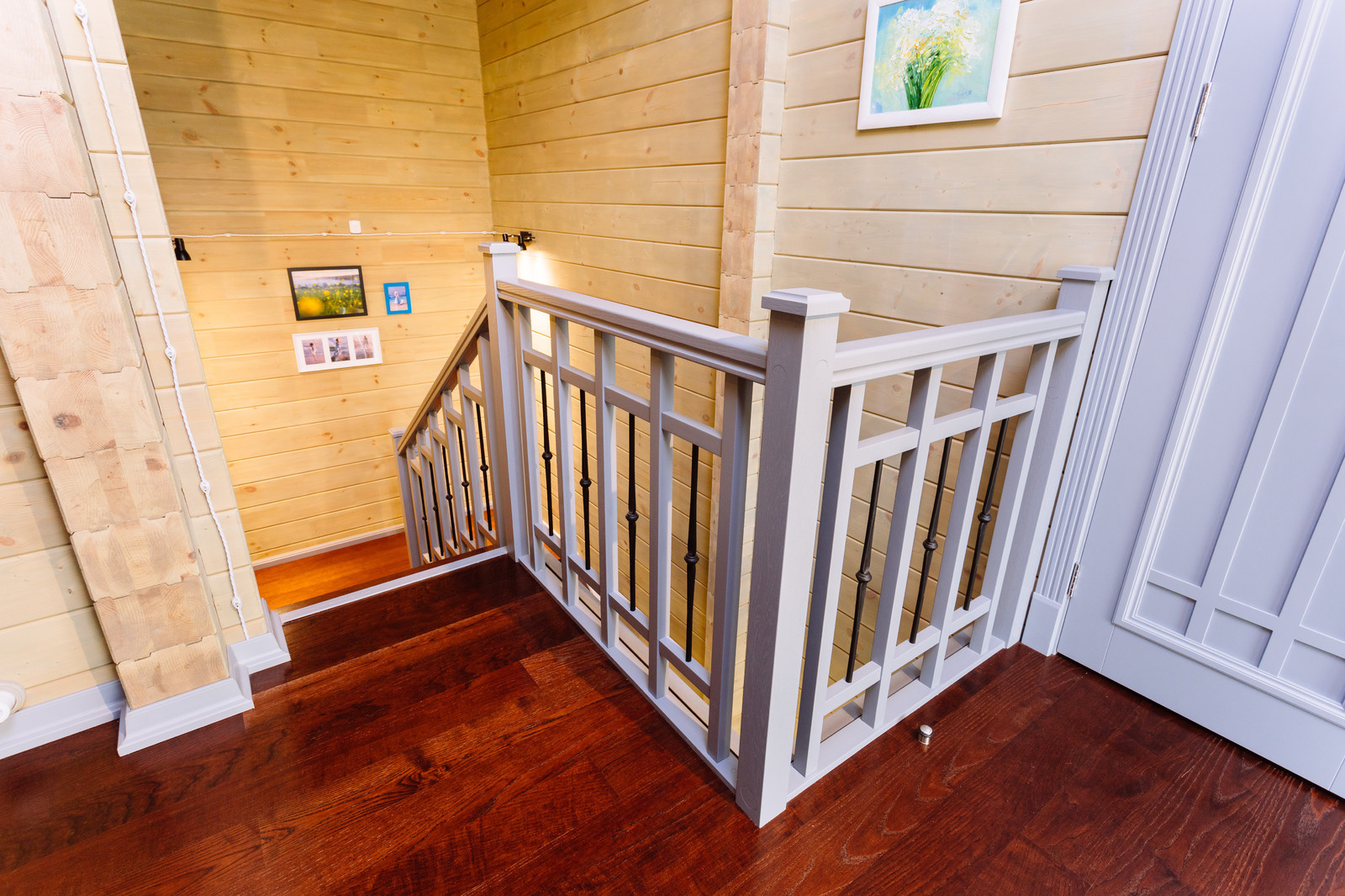 Обложка проекта: 33. Деревянная лестница в гостевом доме в КП Тихая слобода