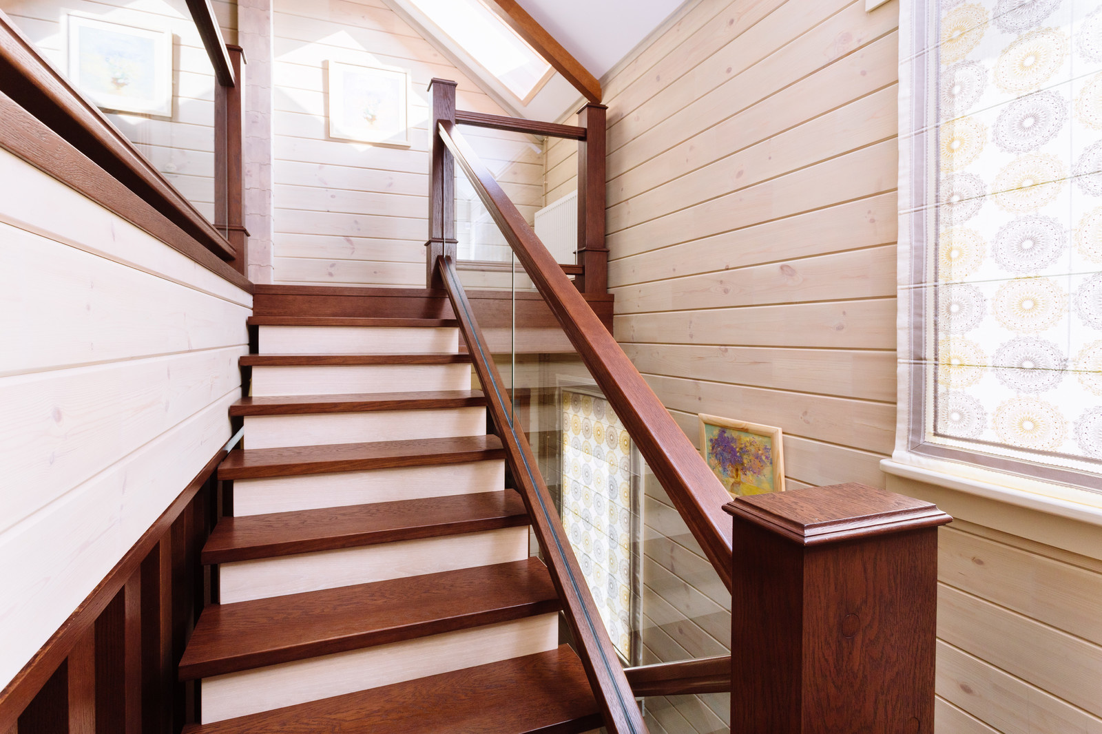 34. Деревянная лестница со стеклянным ограждением в КП Тихая слобода