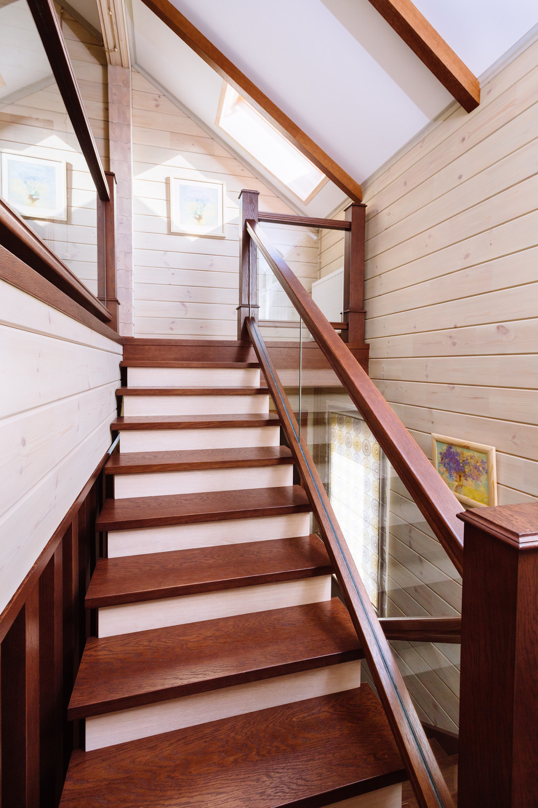 34. Деревянная лестница со стеклянным ограждением в КП Тихая слобода