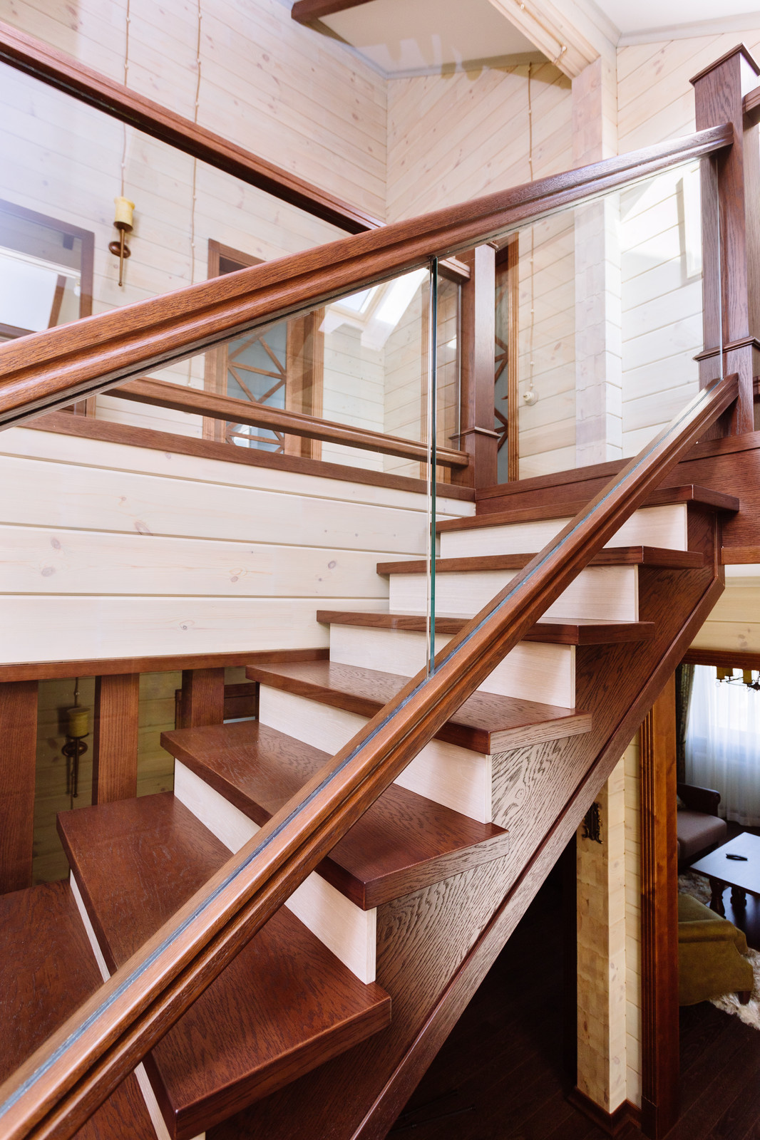 34. Деревянная лестница со стеклянным ограждением в КП Тихая слобода