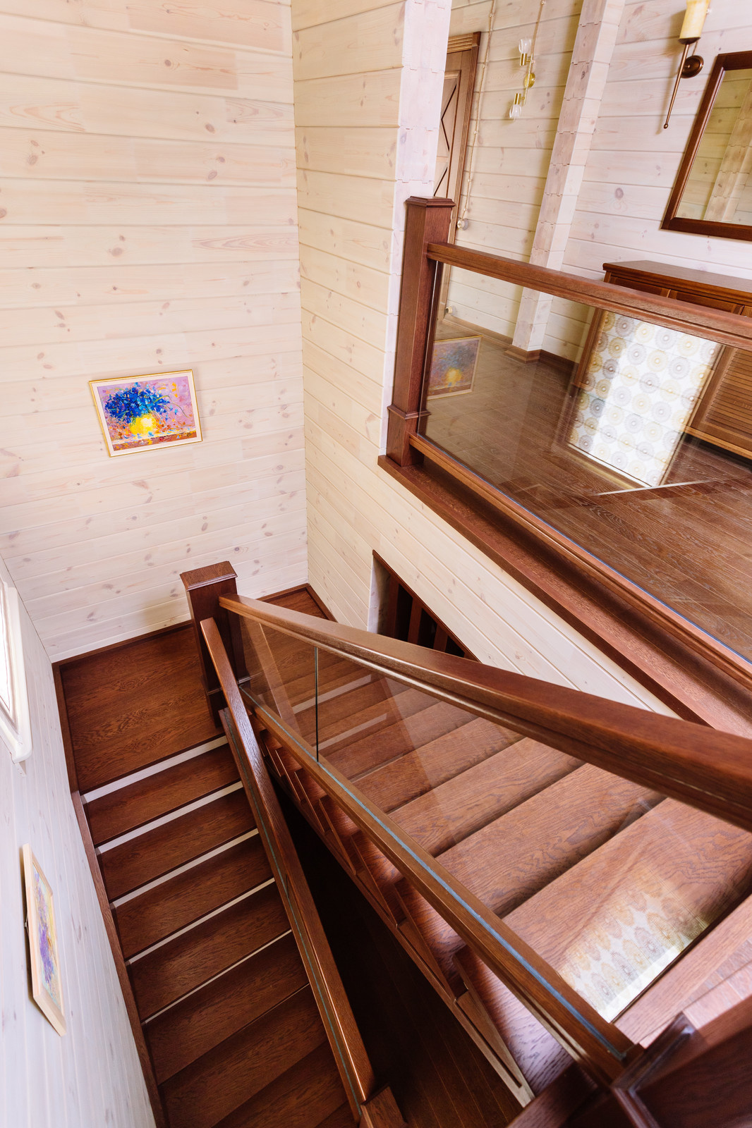 34. Деревянная лестница со стеклянным ограждением в КП Тихая слобода