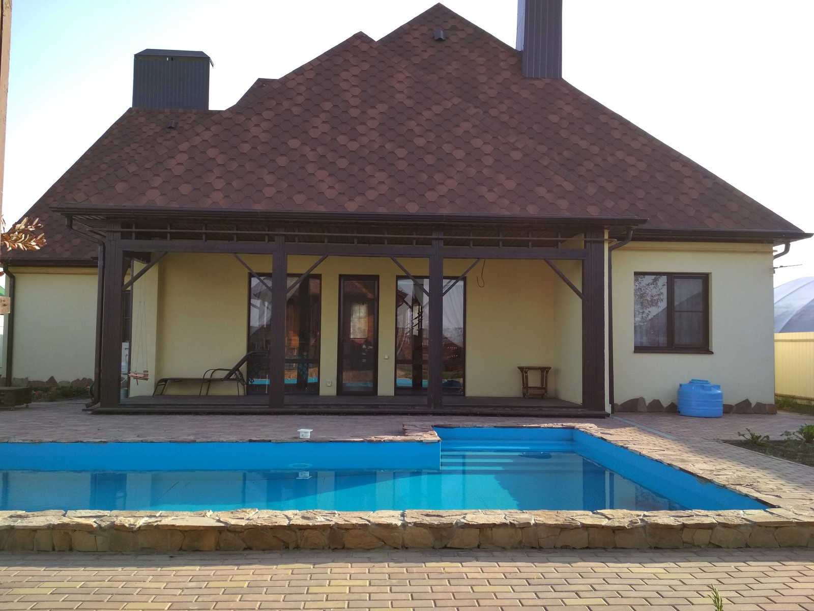 Дом во французком стиле,с балконом ,террасой и бассейном с баней