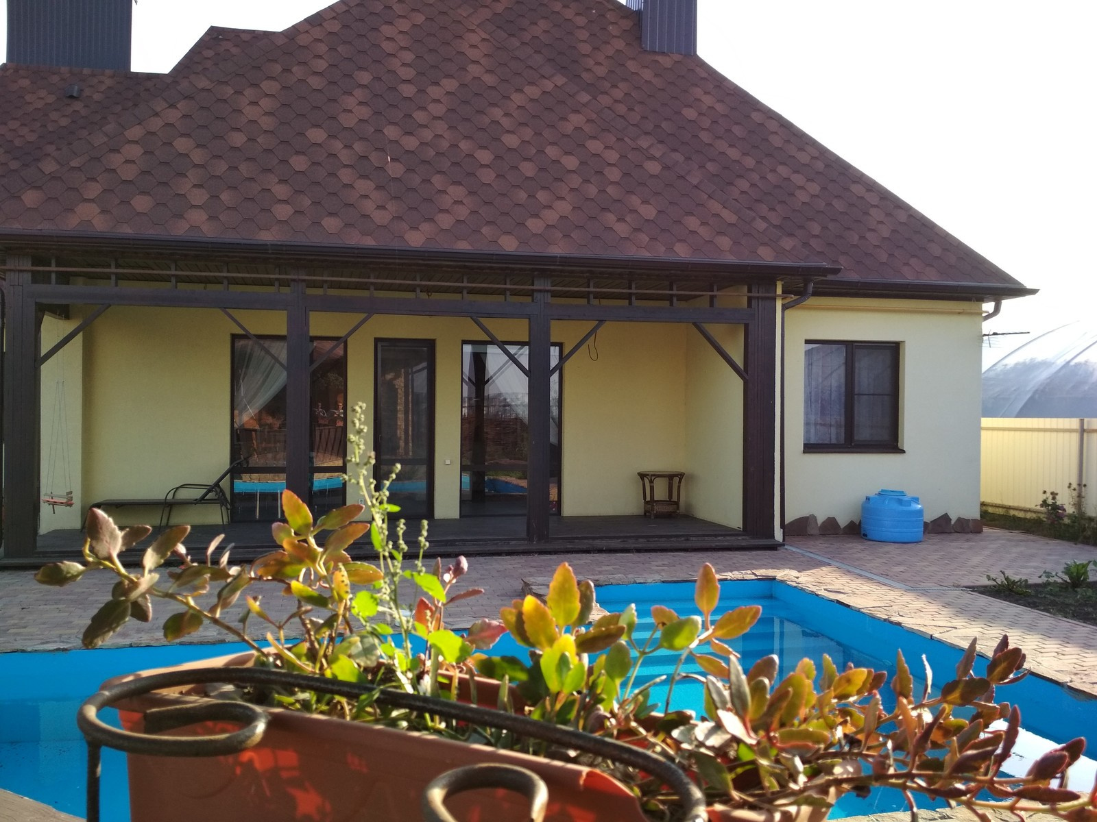 Дом во французком стиле,с балконом ,террасой и бассейном с баней