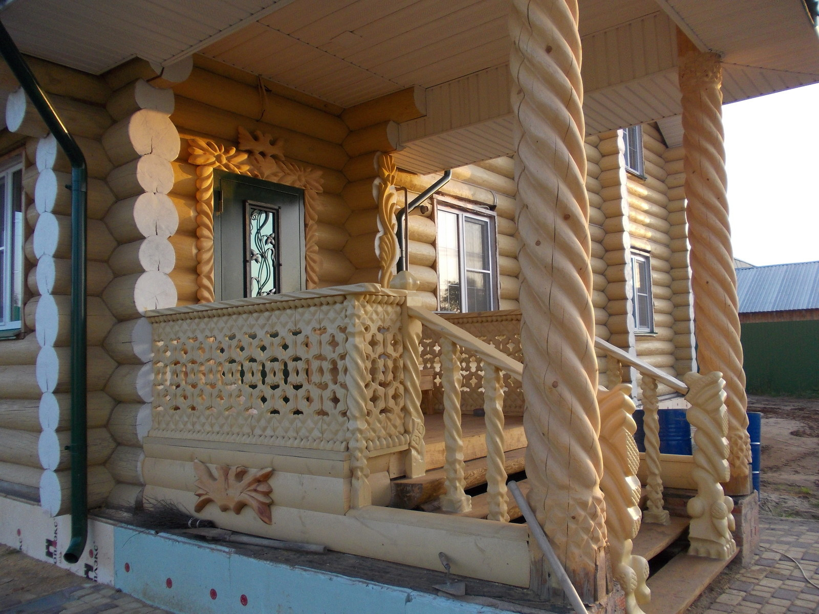 Крыльцо деревянного дома