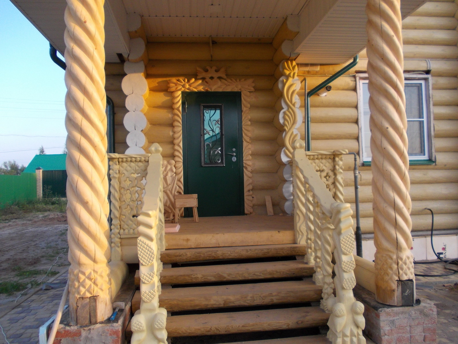 Обложка проекта: Крыльцо деревянного дома