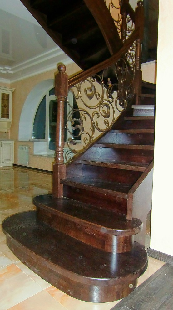 Кованые перила с деревянным поручнем