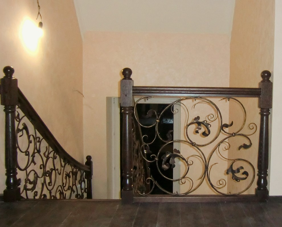 Кованые перила с деревянным поручнем