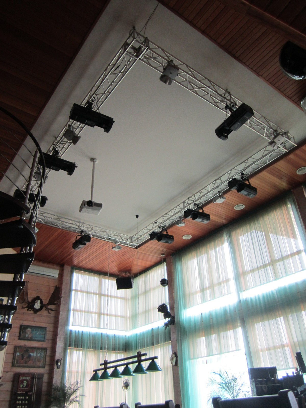 Обложка проекта: дом на реке