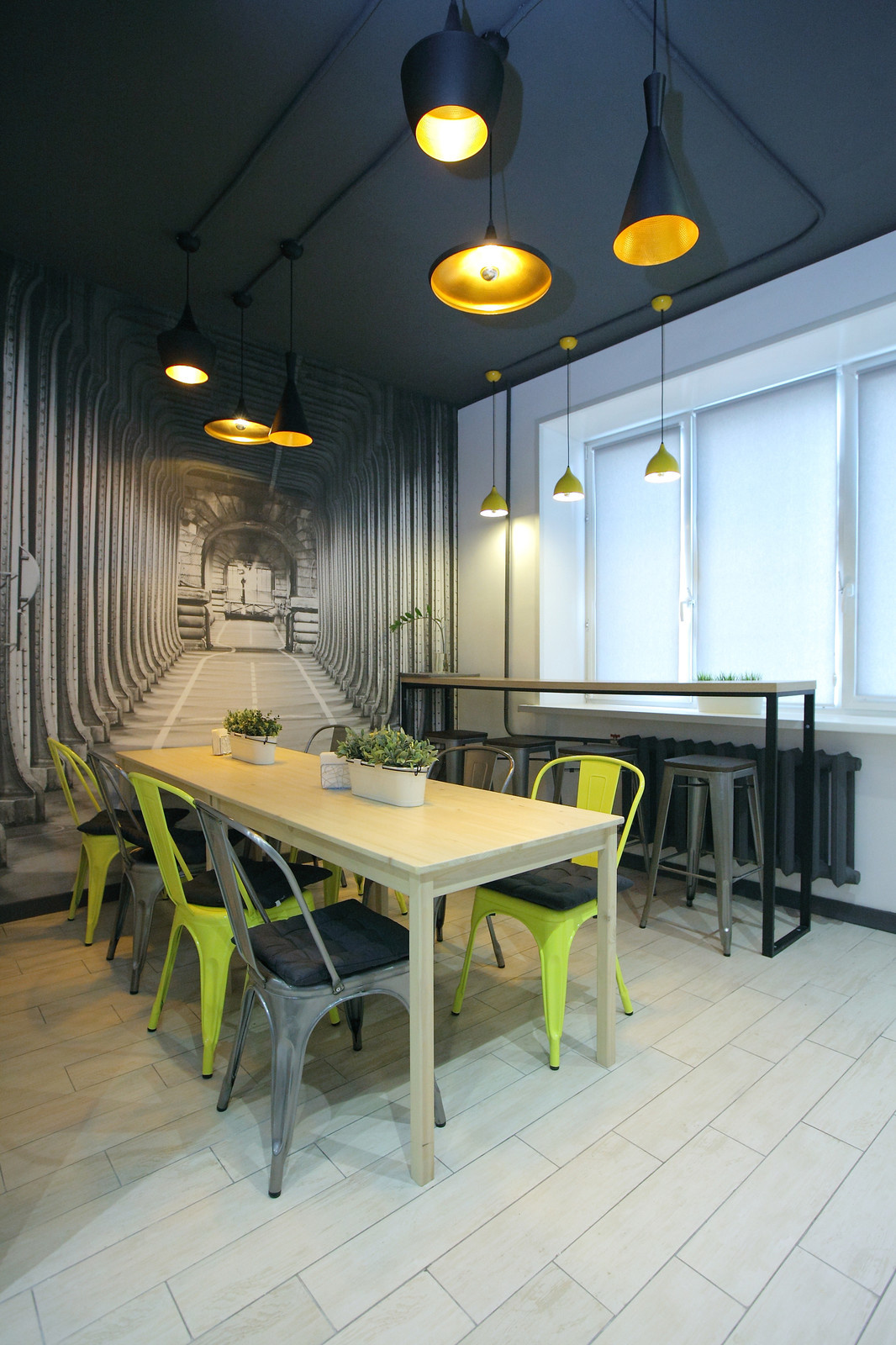 Кухня в стиле лофт с яркими акцентами