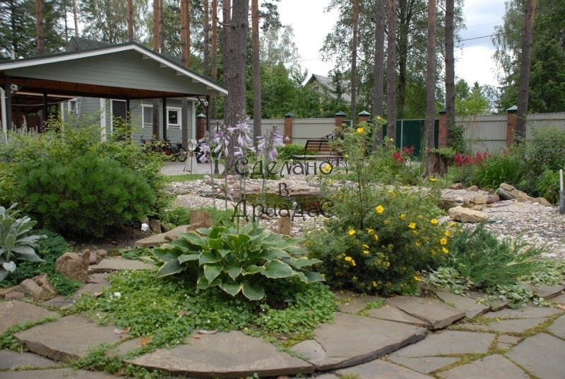 Врезка в мощении в виде рокария