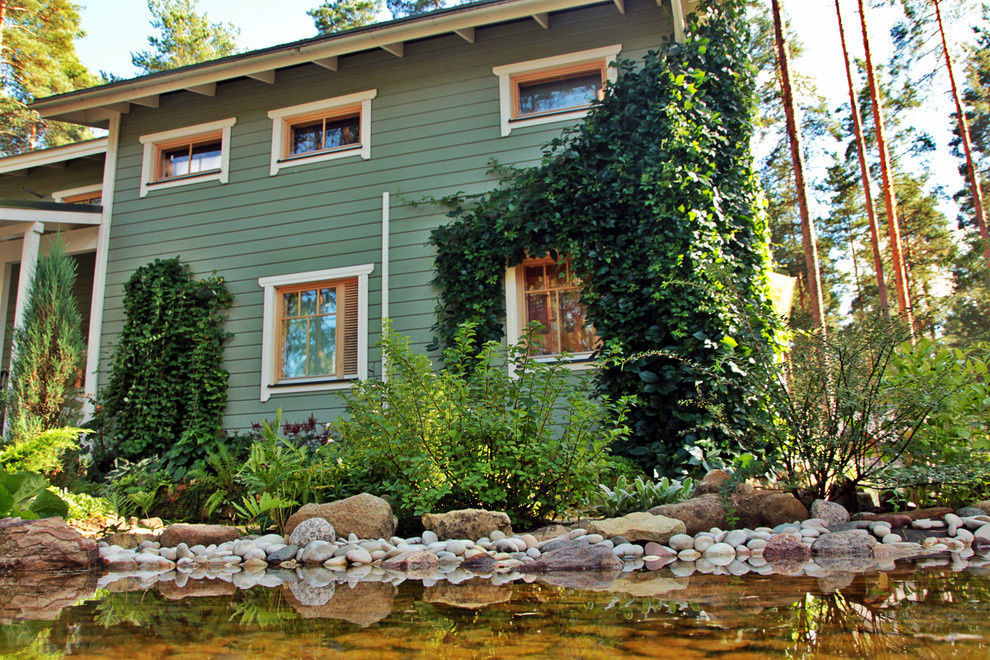 Вид на дом от водоема