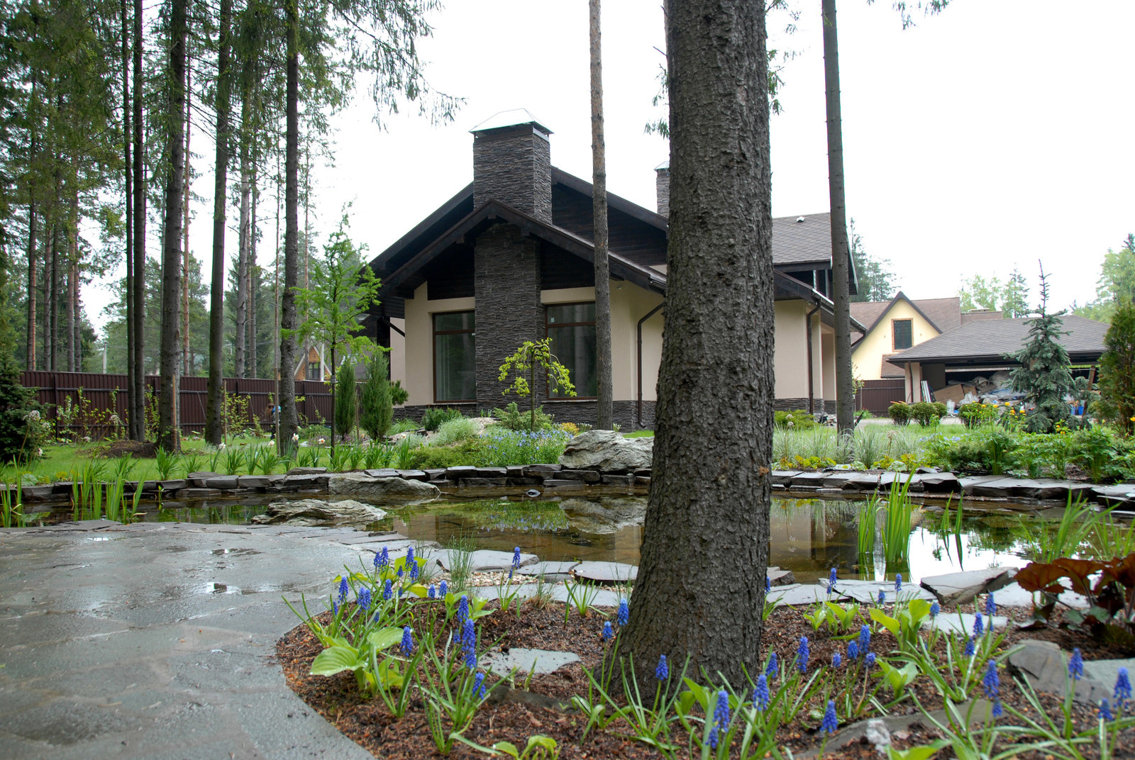 Вид на дом через водоем