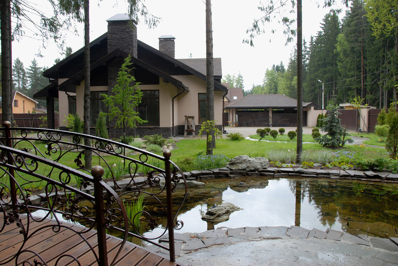 Вид на дом через водоем