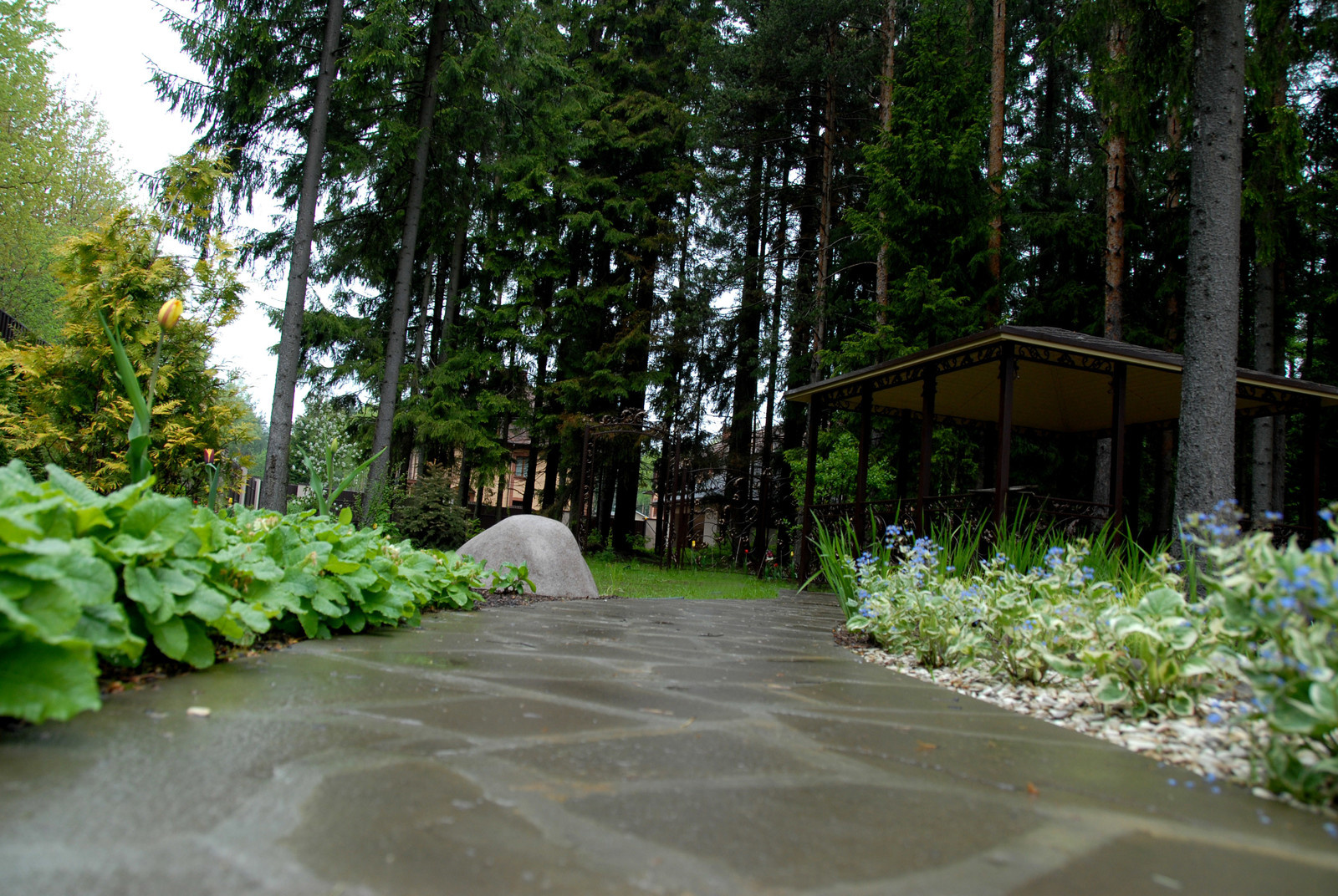 Дорожка, мощеная натуральным камнем