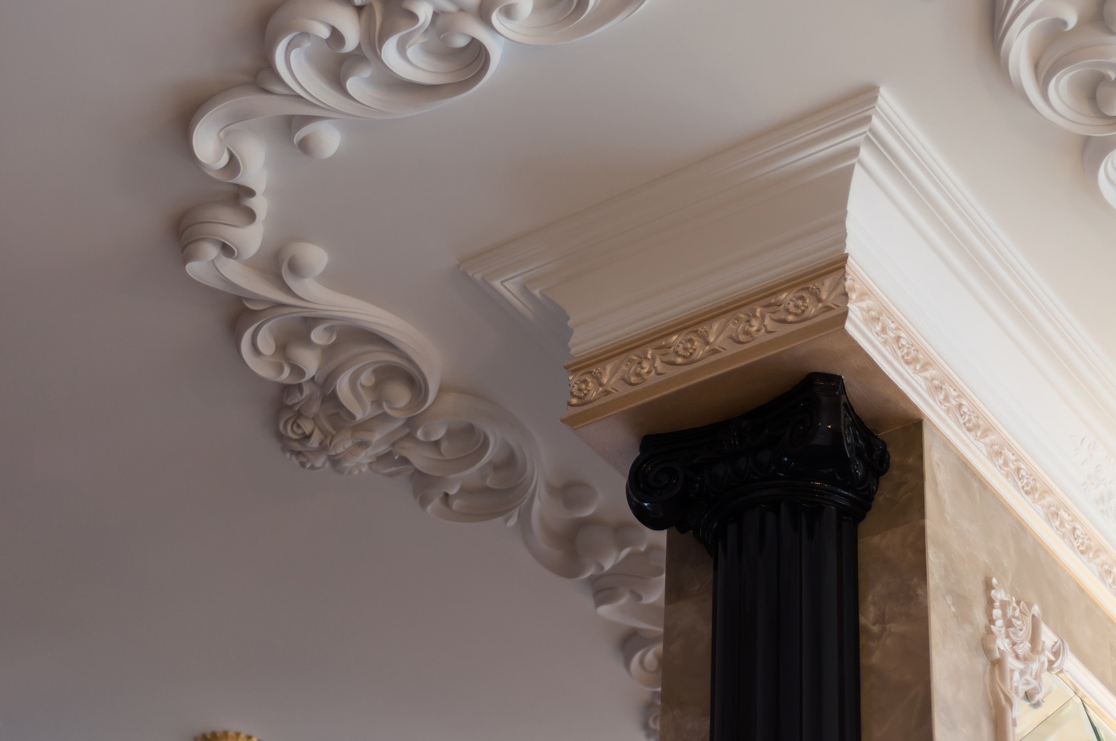 Декоративный элемент потолка. Гипсовая лепнина