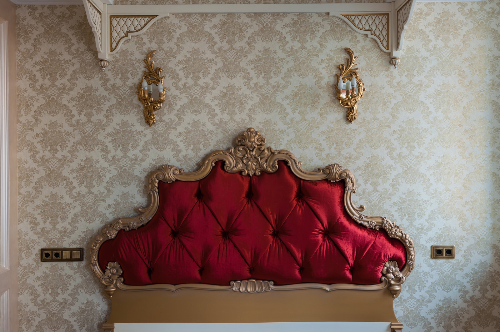 Спальная. Изголовье кровати