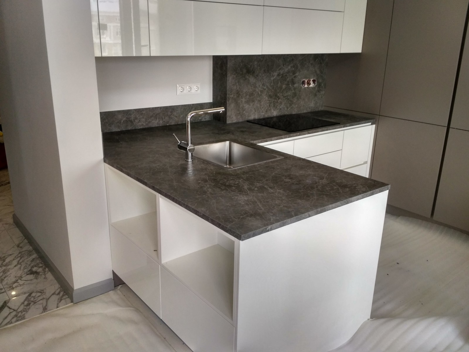 Обложка проекта: Кухня  из керамики laminam