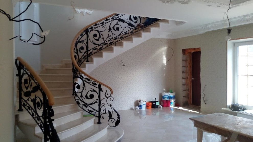 В РАБОЧИЙ ПОЛДЕНЬ